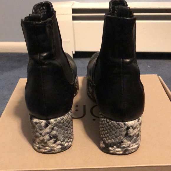 **SOLD** Urban Outfitters Snakeskin Platform Boots - Picture 7 of 10